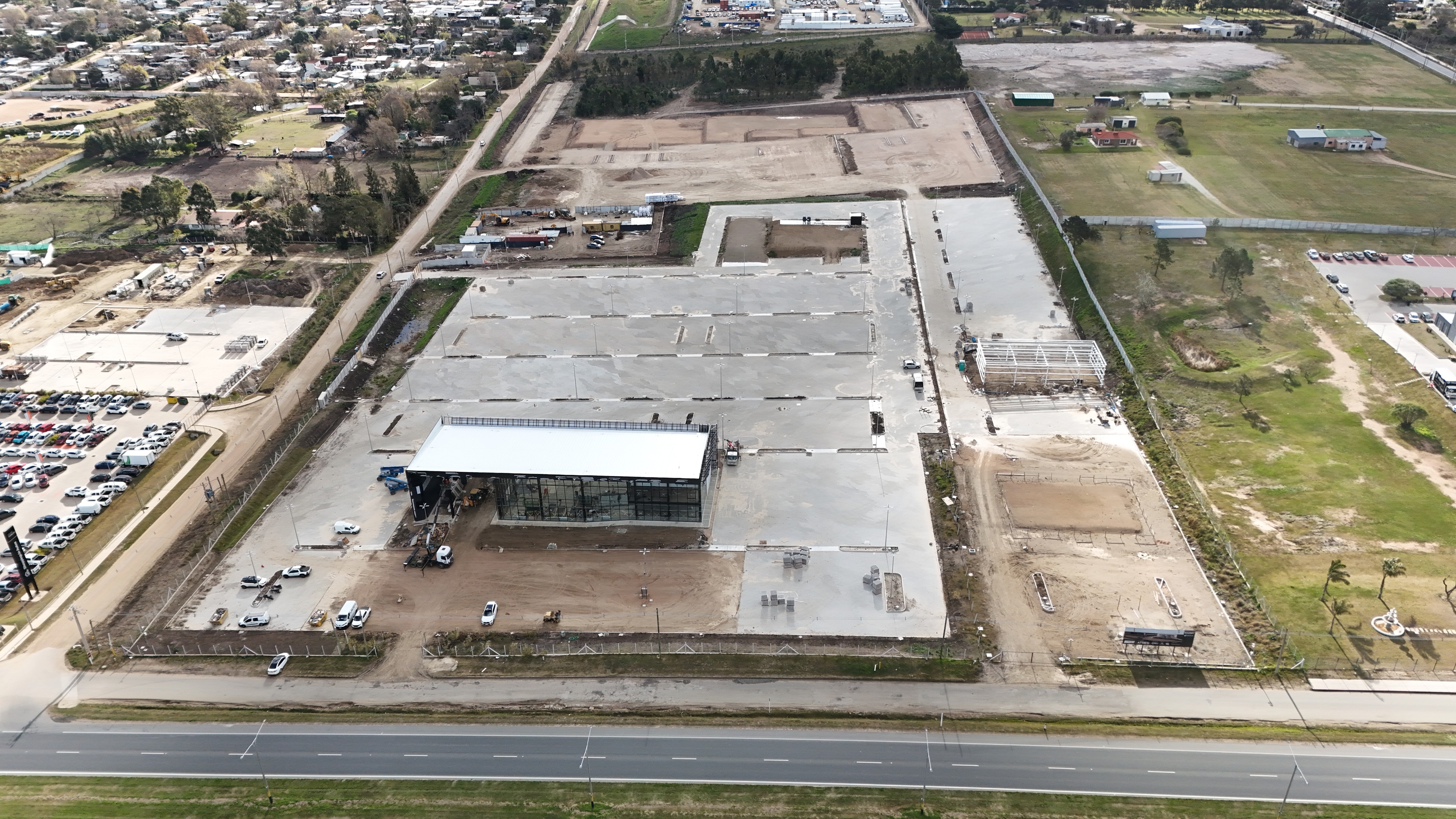 Complejo Multicar — Logística · Complejo automotriz en Canelones, Uruguay
